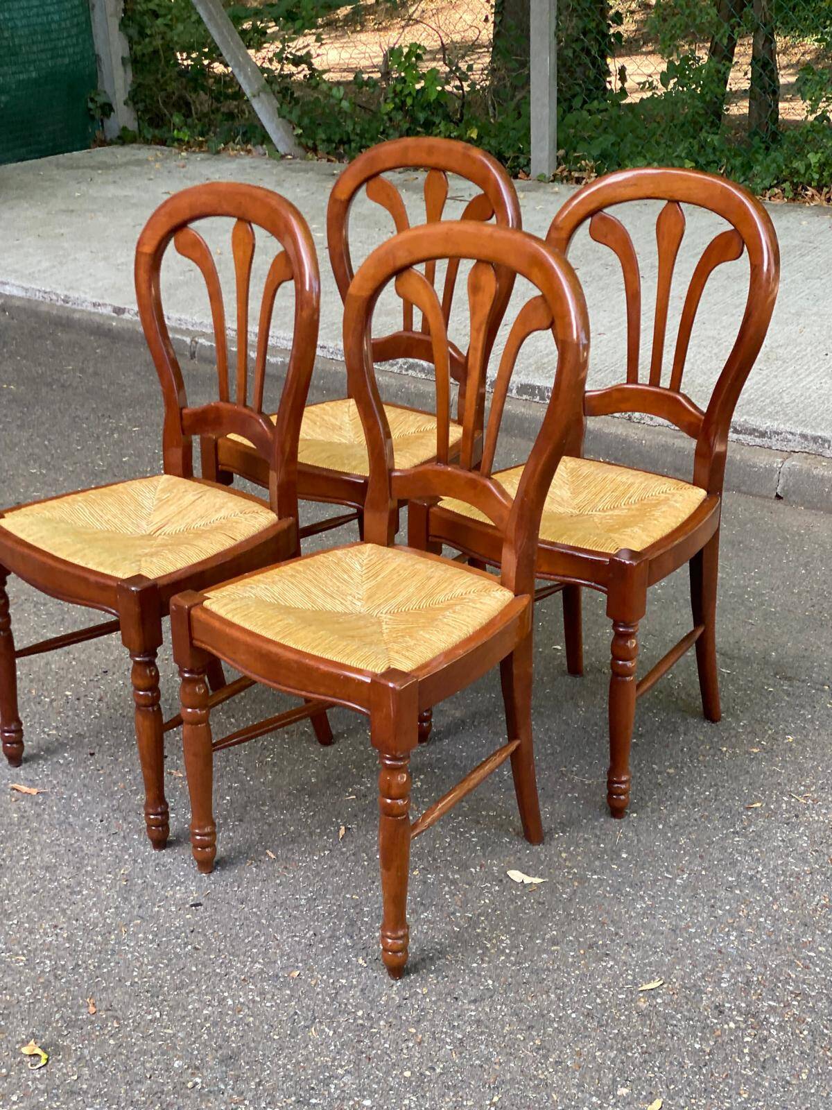 4 country-style medallion chairs in solid cherry with rush seats from the 1990s.