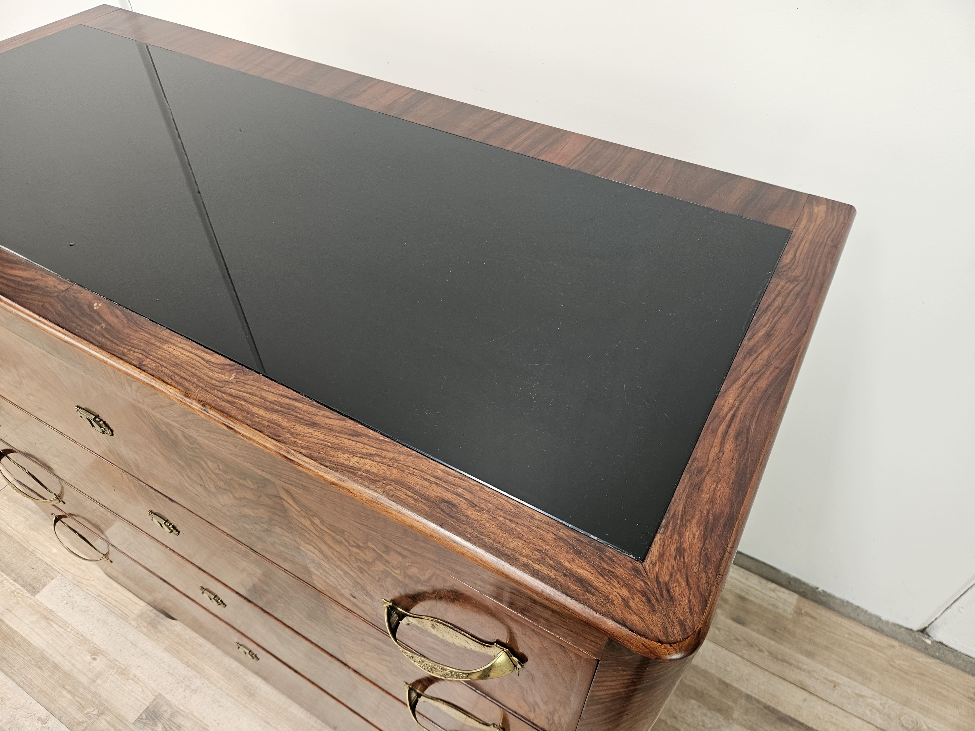 1940s Art Decò chest of drawers in walnut burl with black glass top