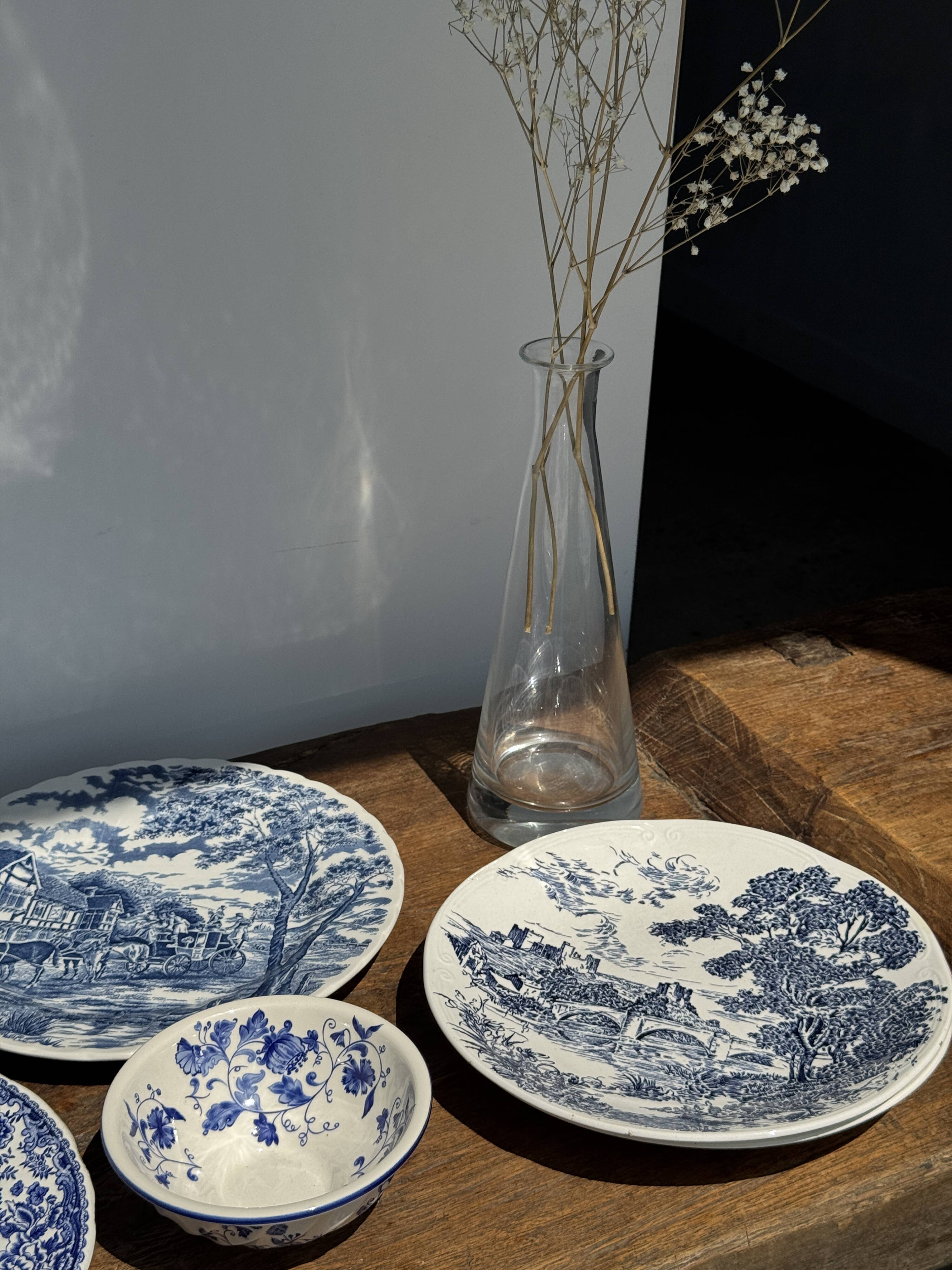 Set of 2 earthenware plates with blue decoration of a bridge and castle