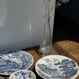 Set of 2 earthenware plates with blue decoration of a bridge and castle