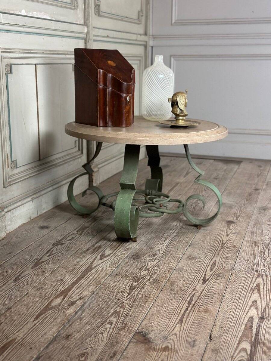 Table basse en fer forgé et marbre beige vers 1930
