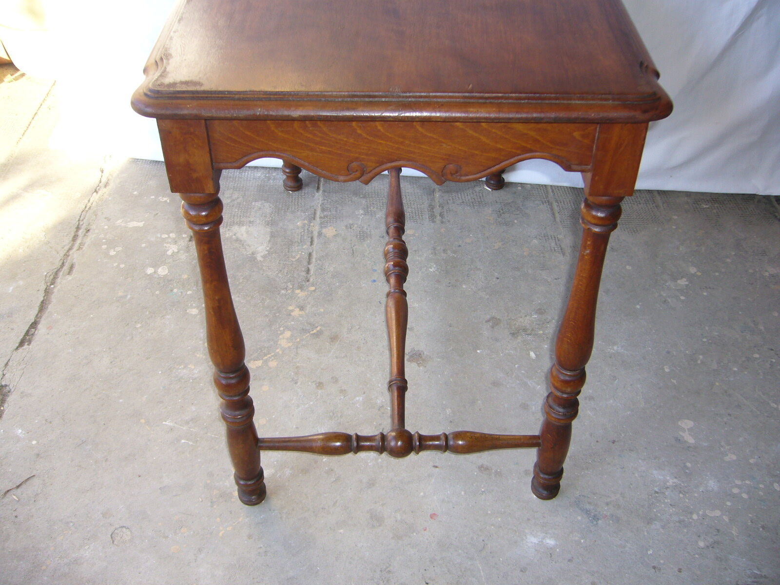 Table d'écriture ancienne en bois à pieds tournés