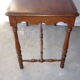 Table d'écriture ancienne en bois à pieds tournés