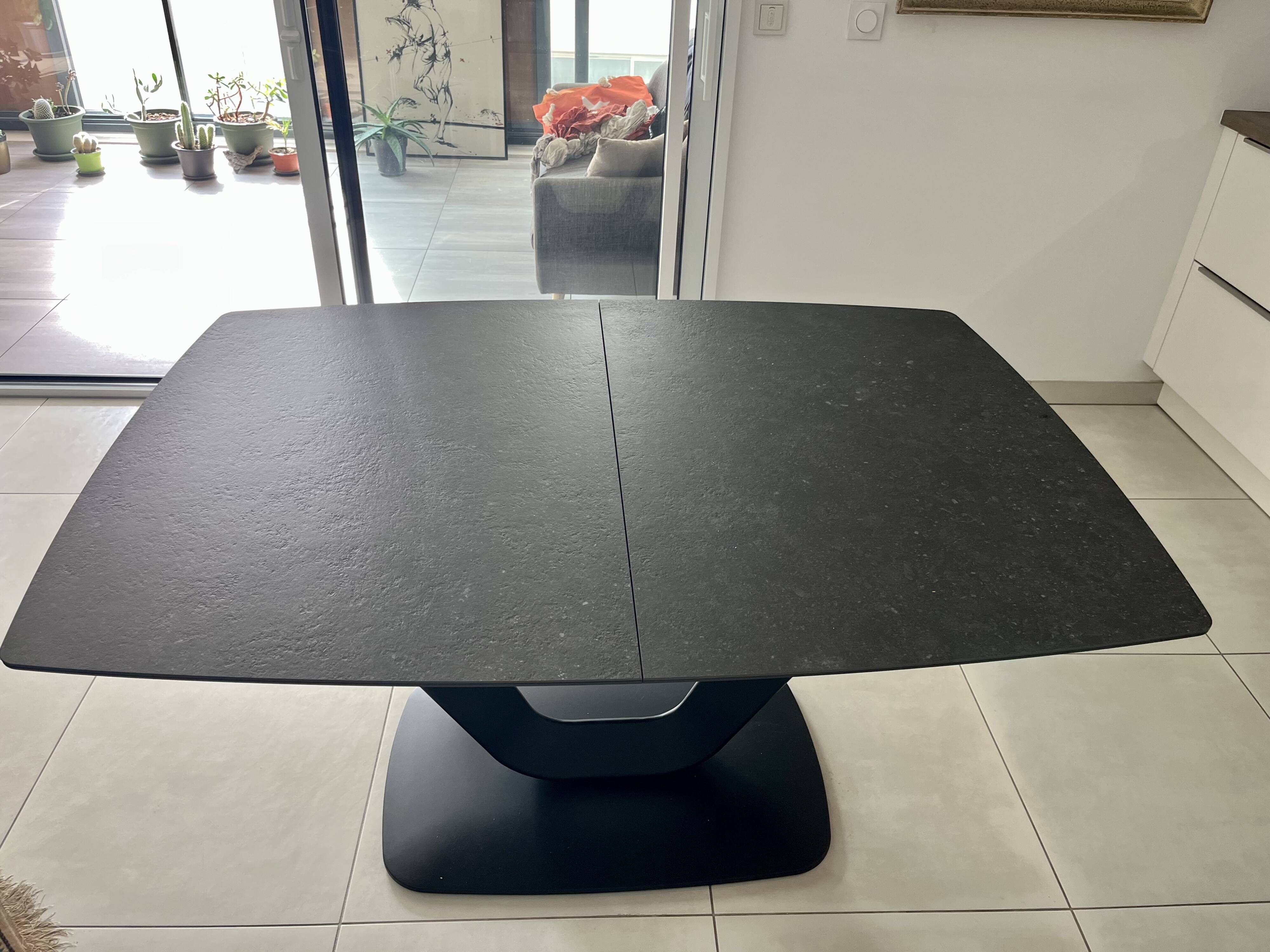 Extendable dining table