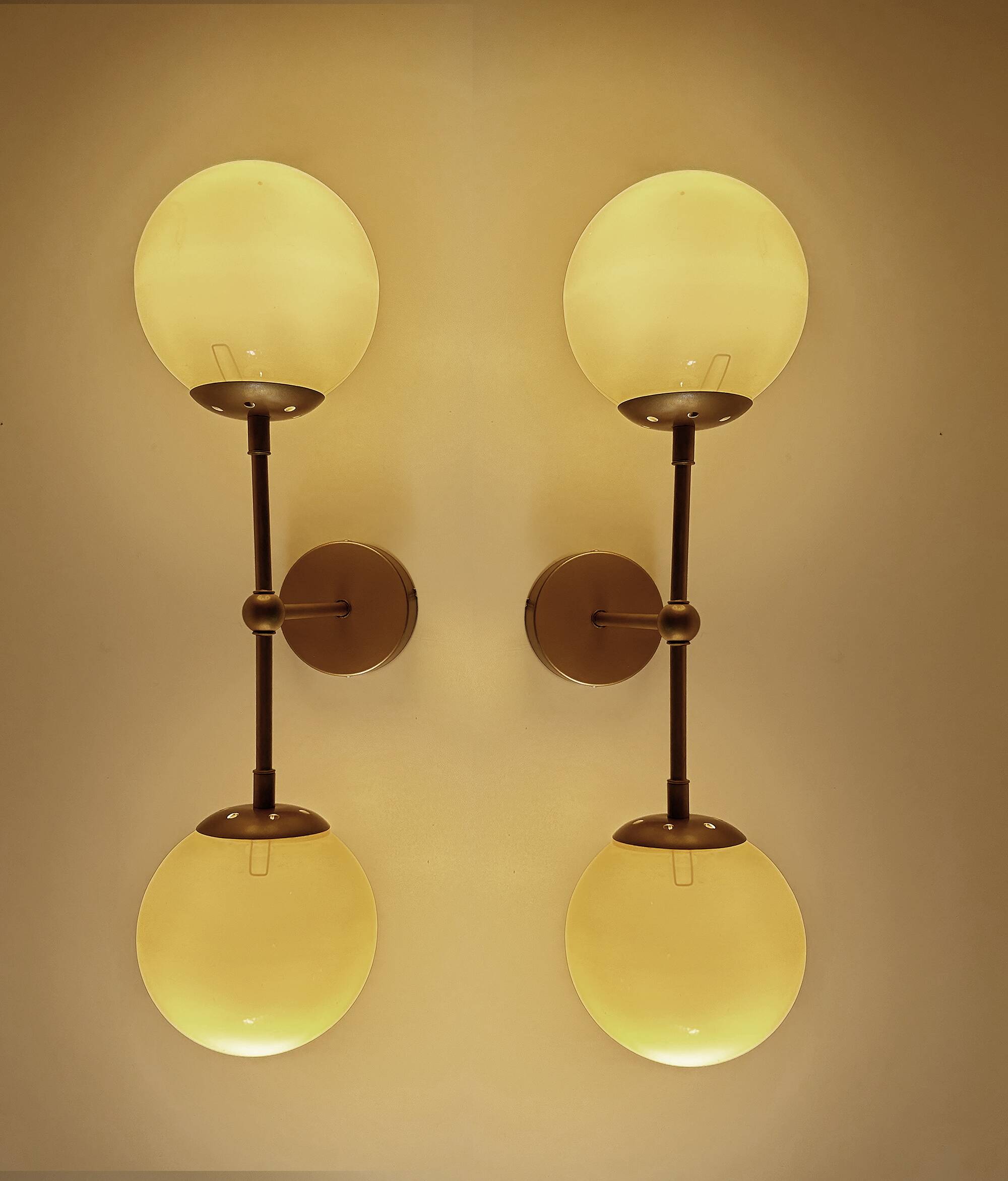 Paire de grandes appliques Art Déco en verre