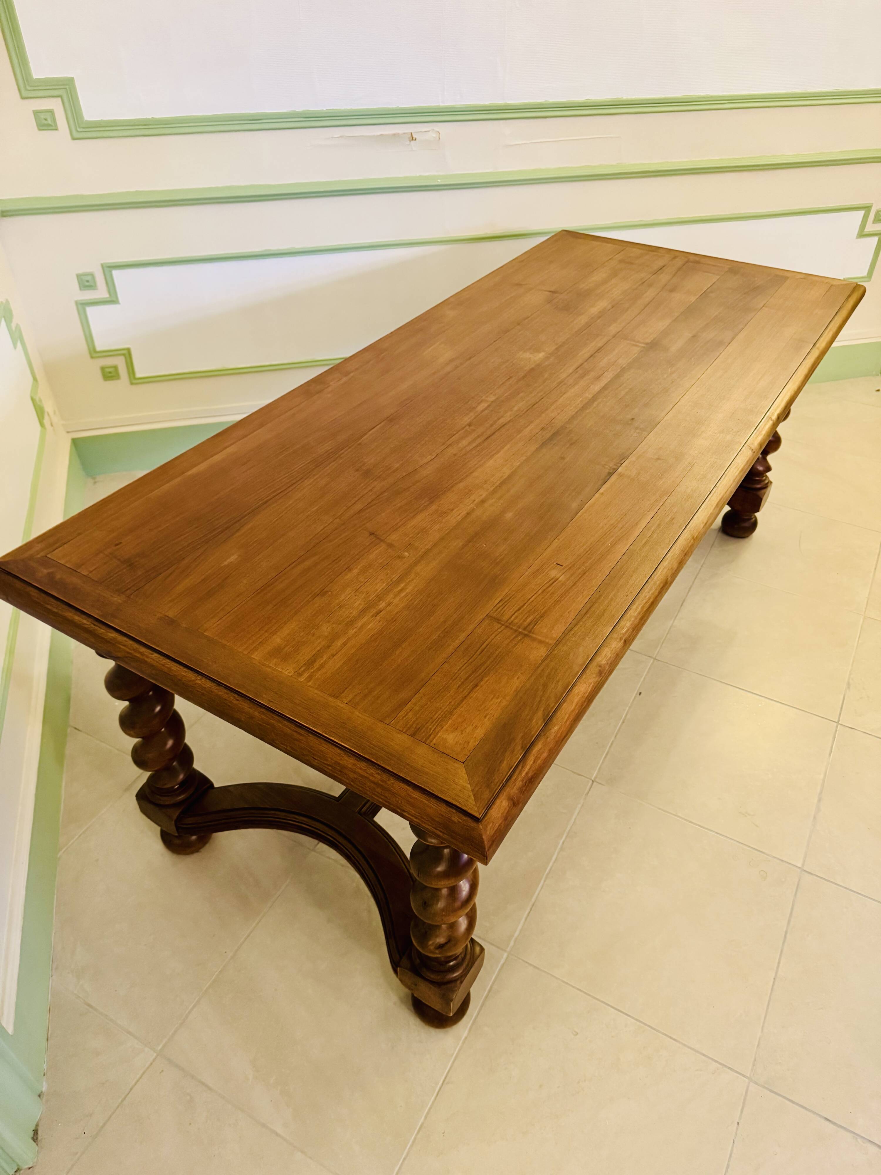 Ensemble de salle à manger en noyer massif – style Louis XIII