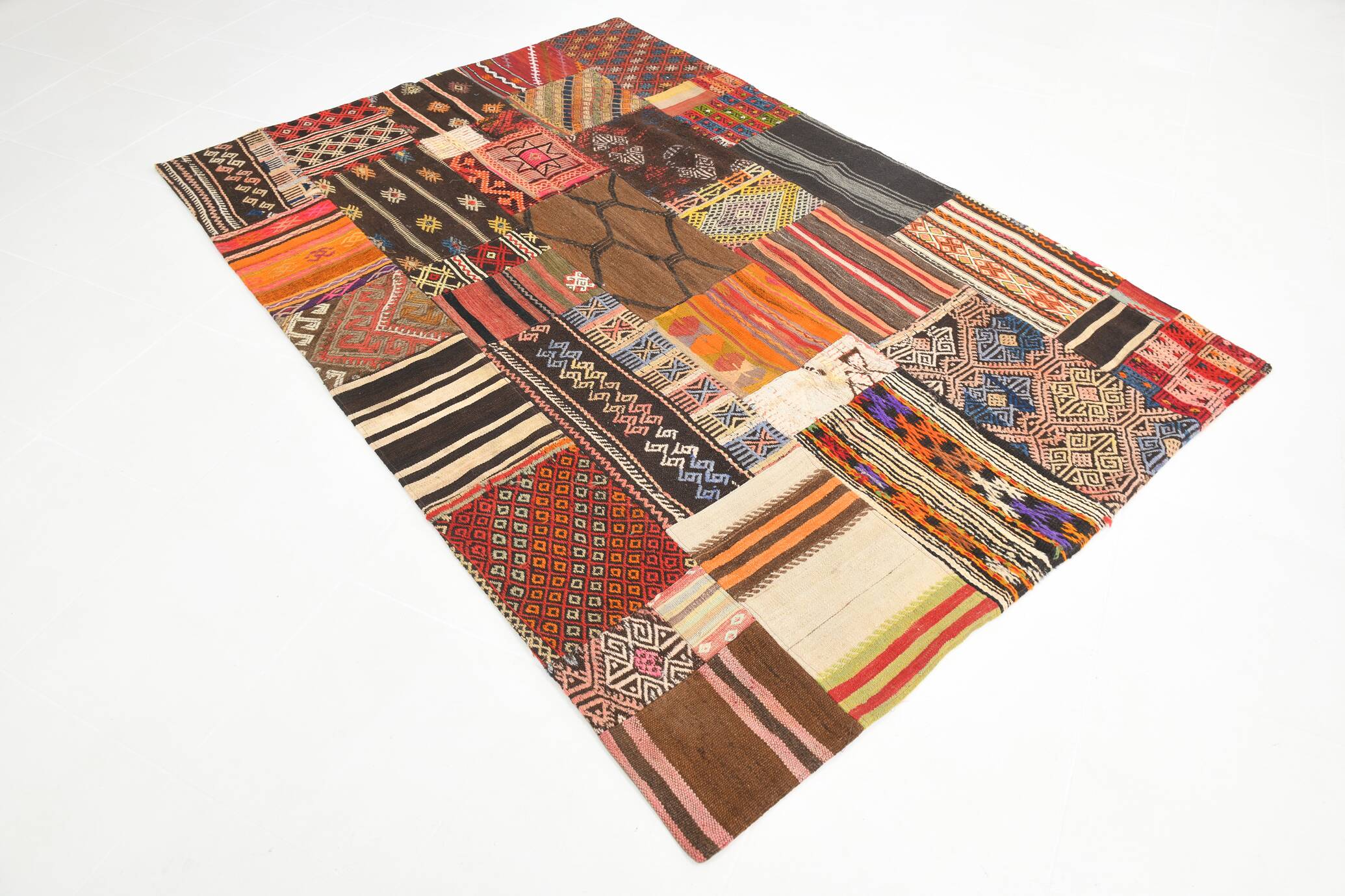 Tapis Kilim fait main contemporain rouge et marron, 165x240 cm