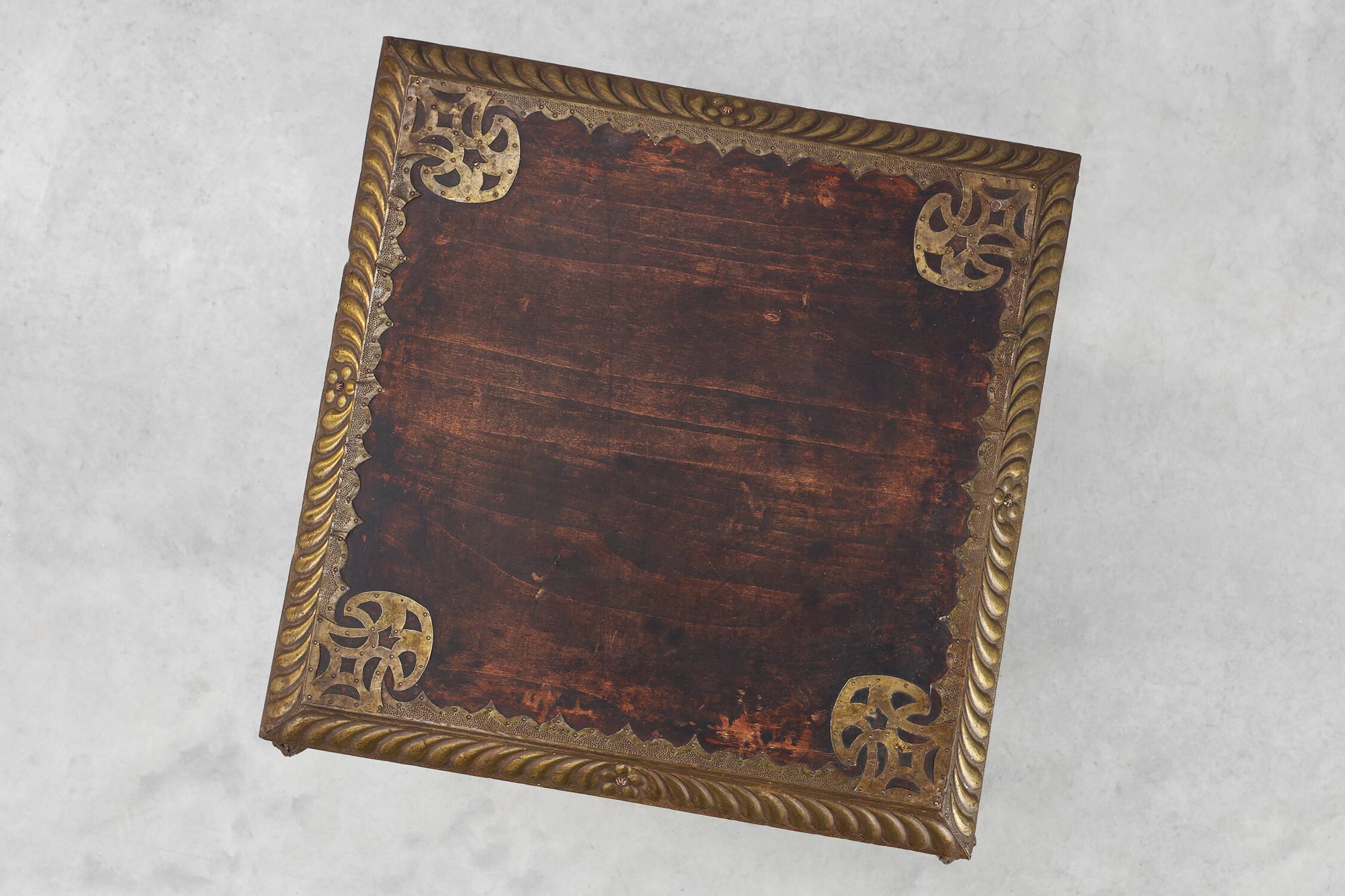 Table d'appoint Arts & Crafts en chêne et cuivre, Royaume-Uni vers 1910