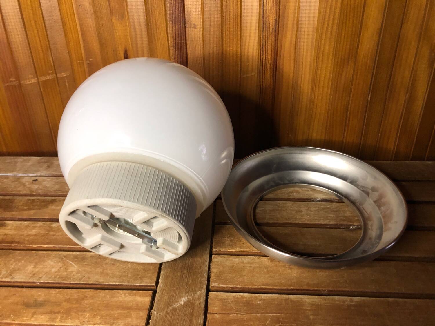 Ancienne applique opaline blanc + support céramique & contour alu vintage #a508