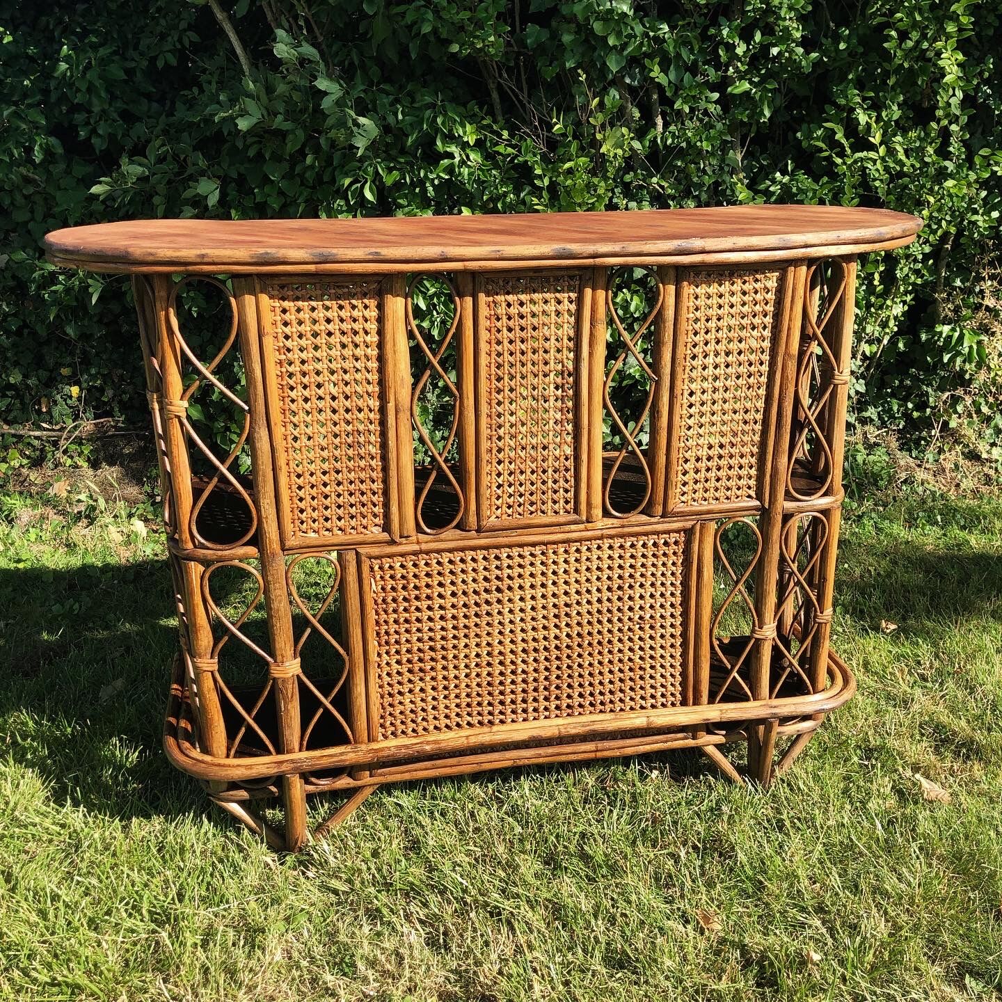 Rattan and cannage bar and 2 stools
