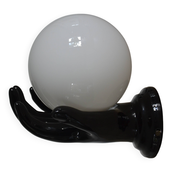 Lampe applique main noire globe opaline vintage