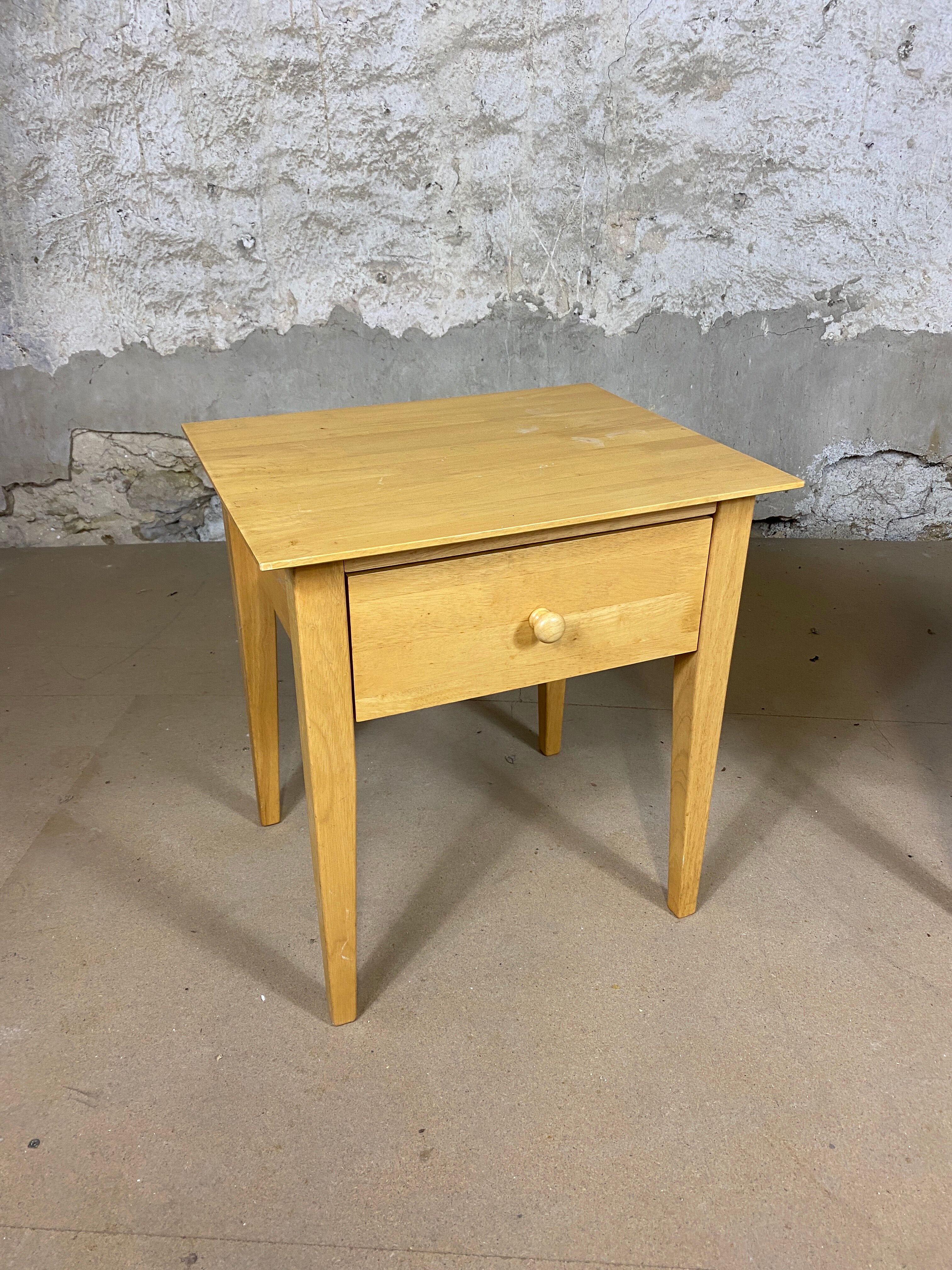 Paire de chevets en bois clair