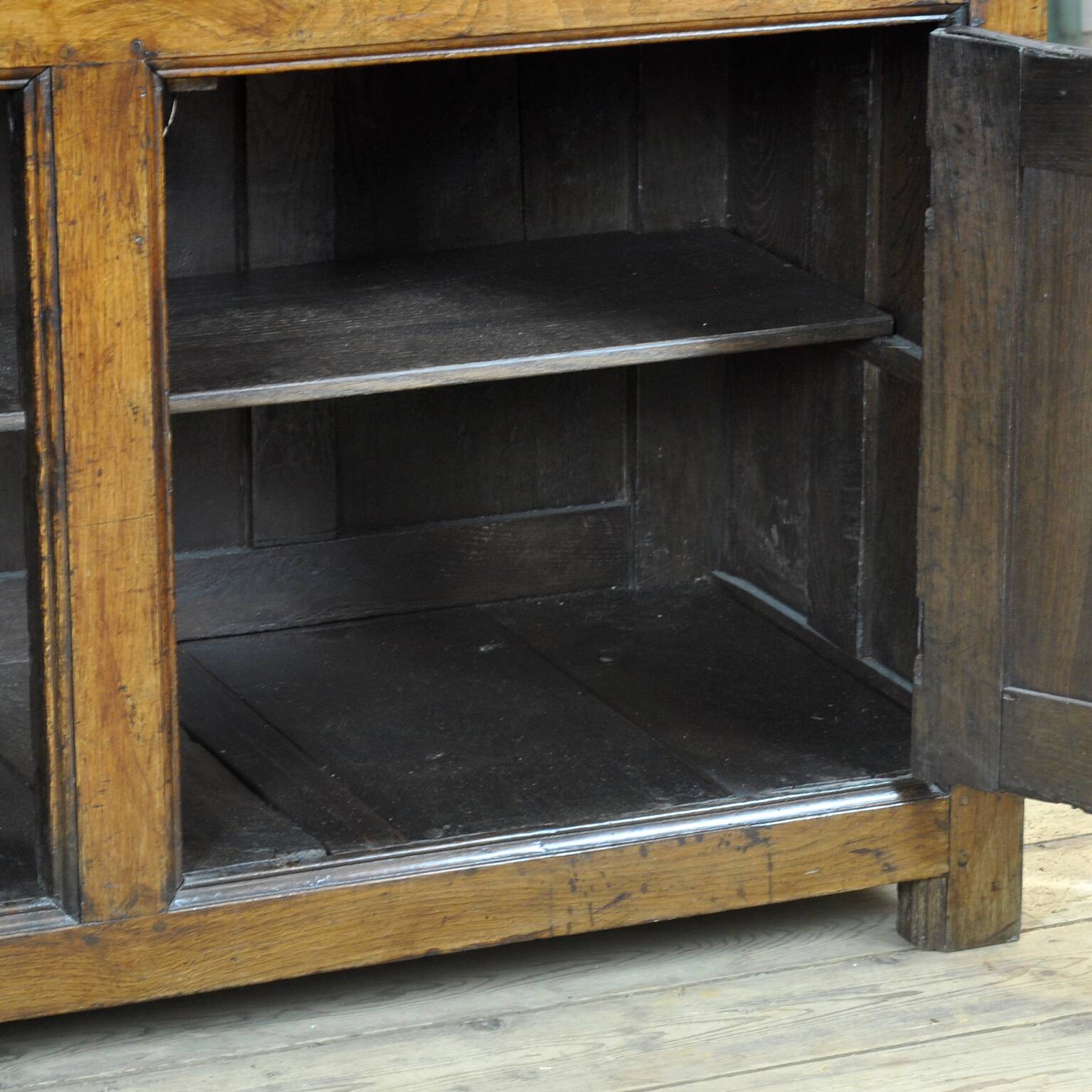 Oak tridarn cabinet, circa 1710
