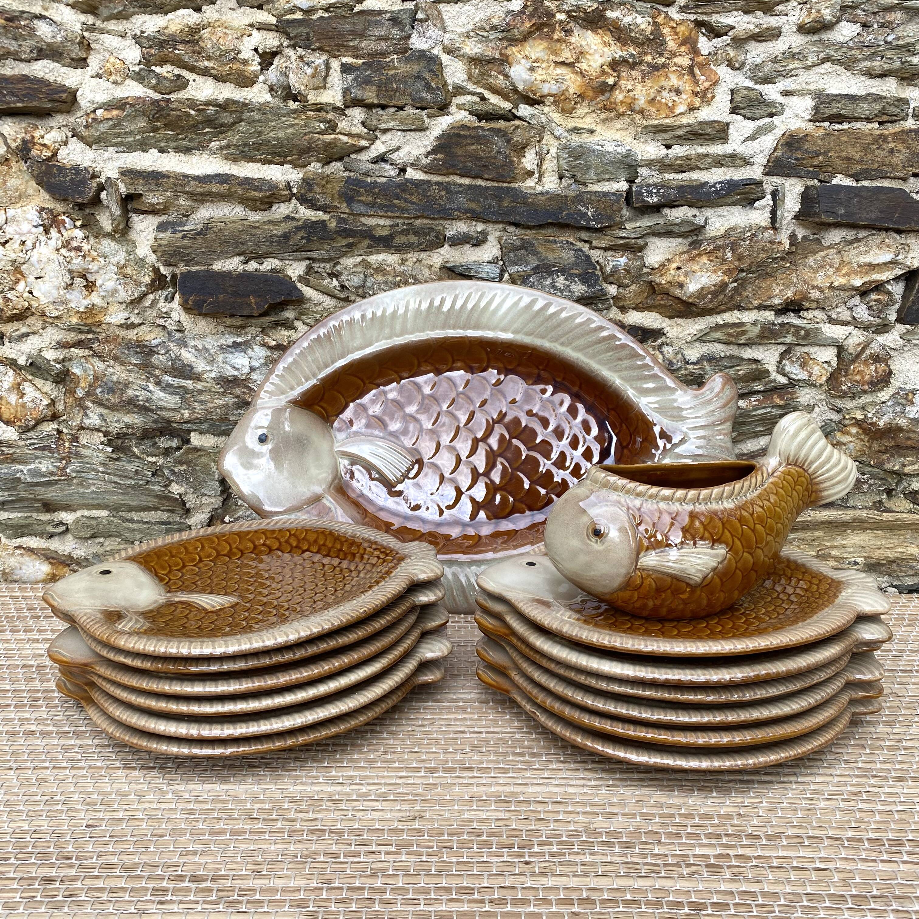 Fish plates, dish and sauce boat, Italian barbotine, 1970