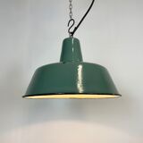 Suspension industrielle en émail vert, années 1960