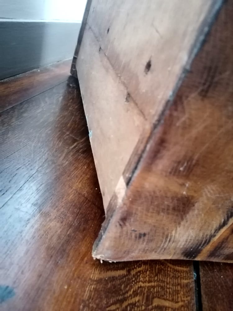 English-style chest of drawers