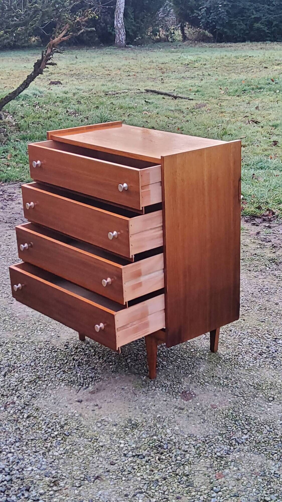 Vintage golden oak chest of drawers with 4 spindle feet from the 1950s