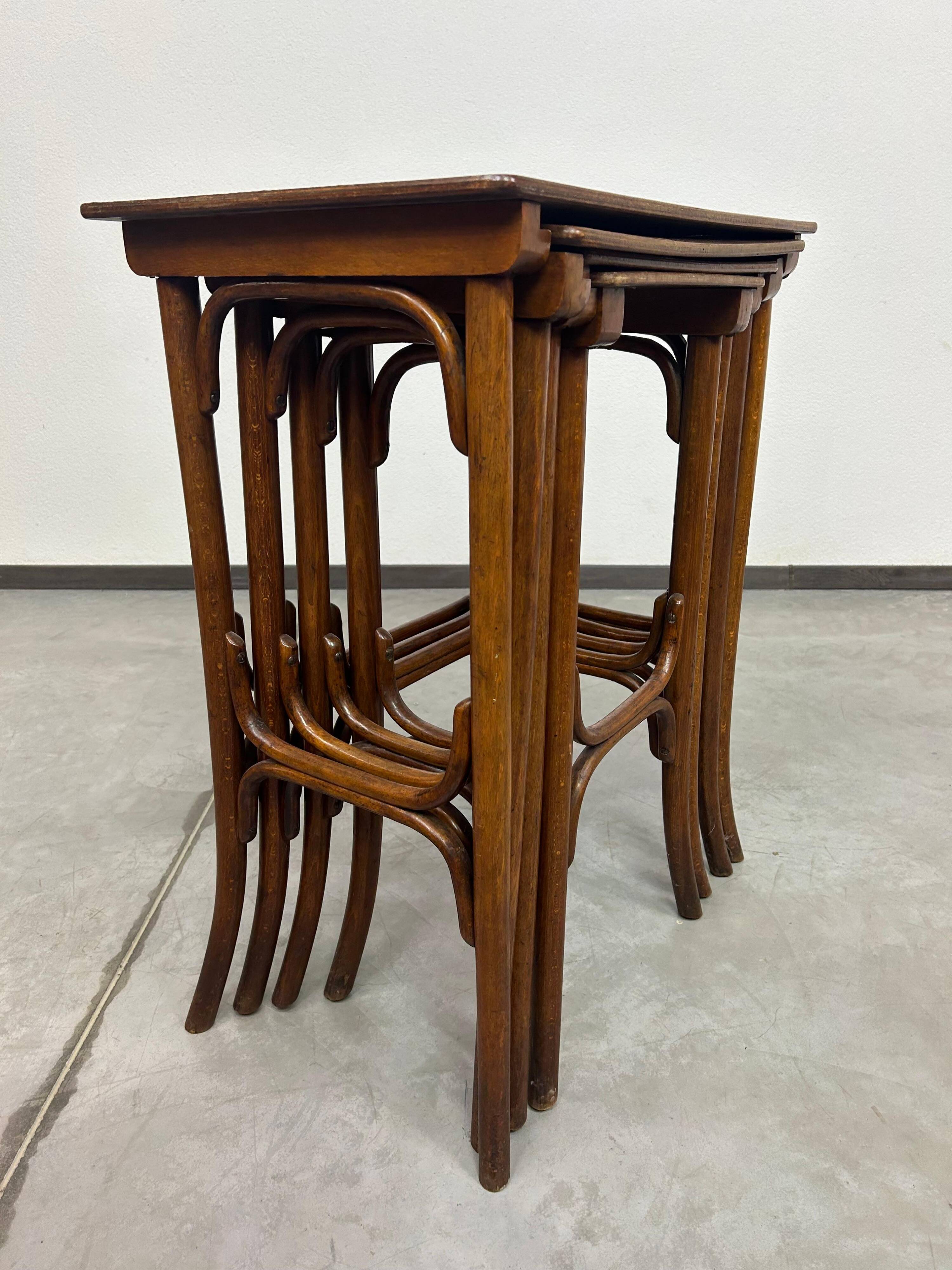 Tables gigognes en bois courbé par Thonet