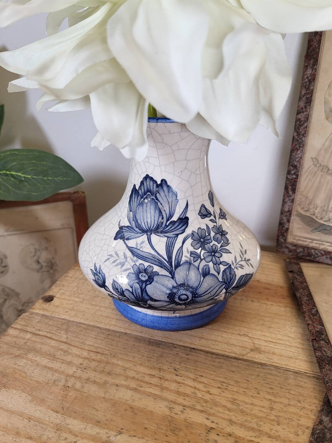 Small ceramic vase with cracked look