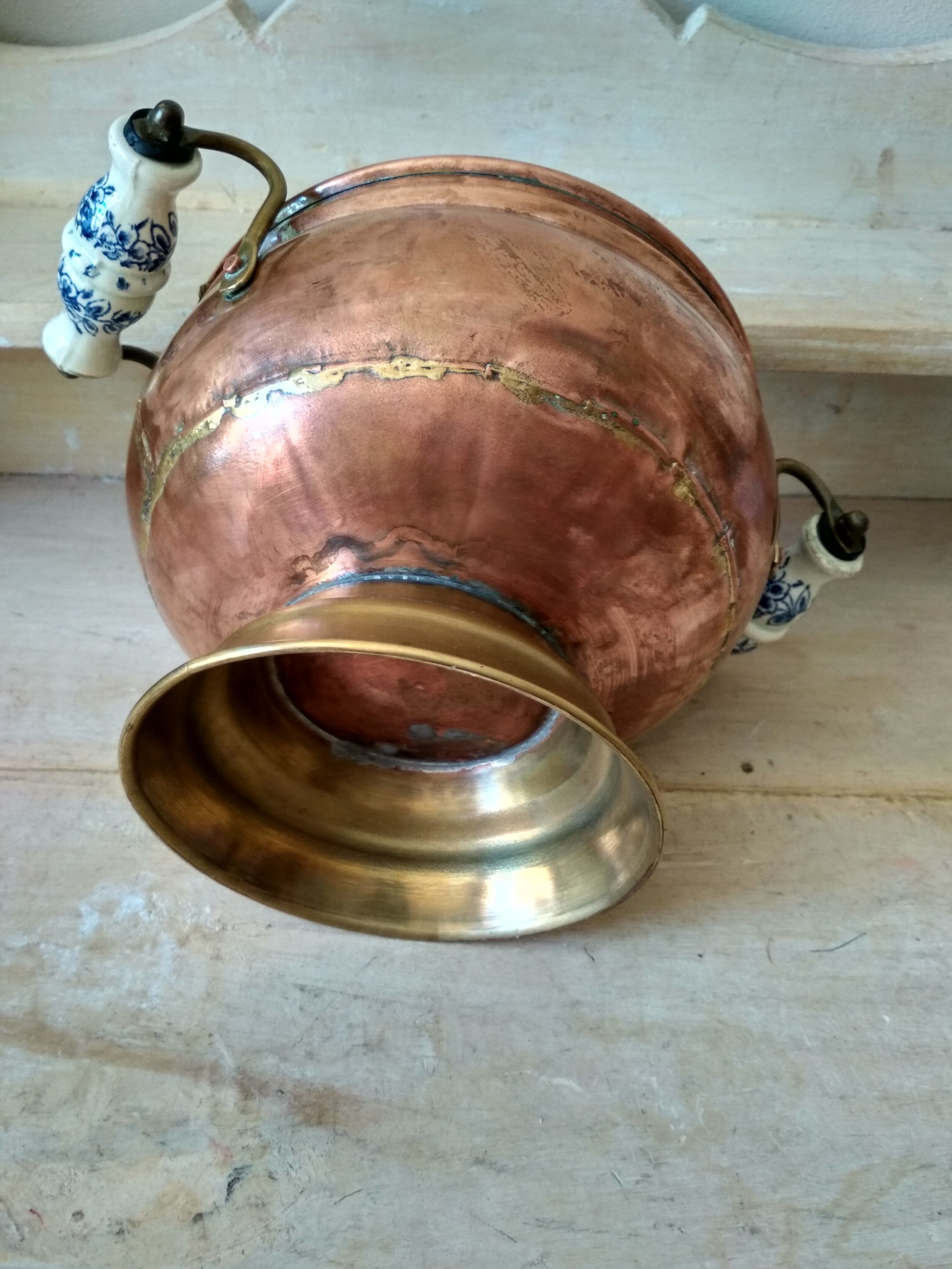 Ancien seau en laiton et cuivre, chaudron sur piedouche avec anses en céramique