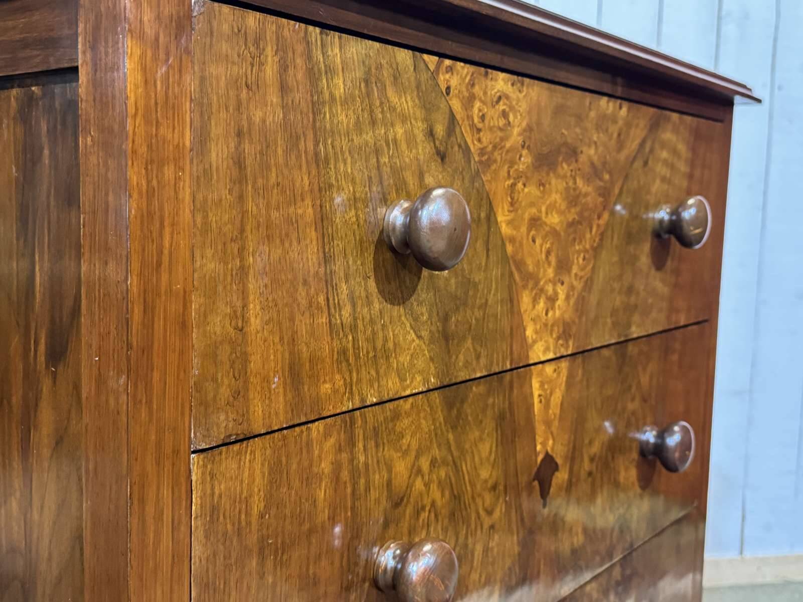 Commode anglaise en loupe de noyer et chêne, années 1930