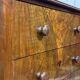 Commode anglaise en loupe de noyer et chêne, années 1930