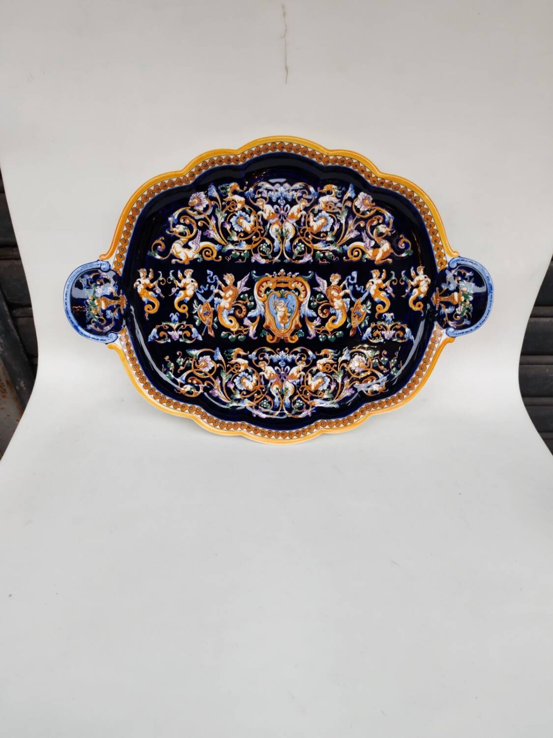 Large ceramic platter from Gien, Renaissance model, 20th century.