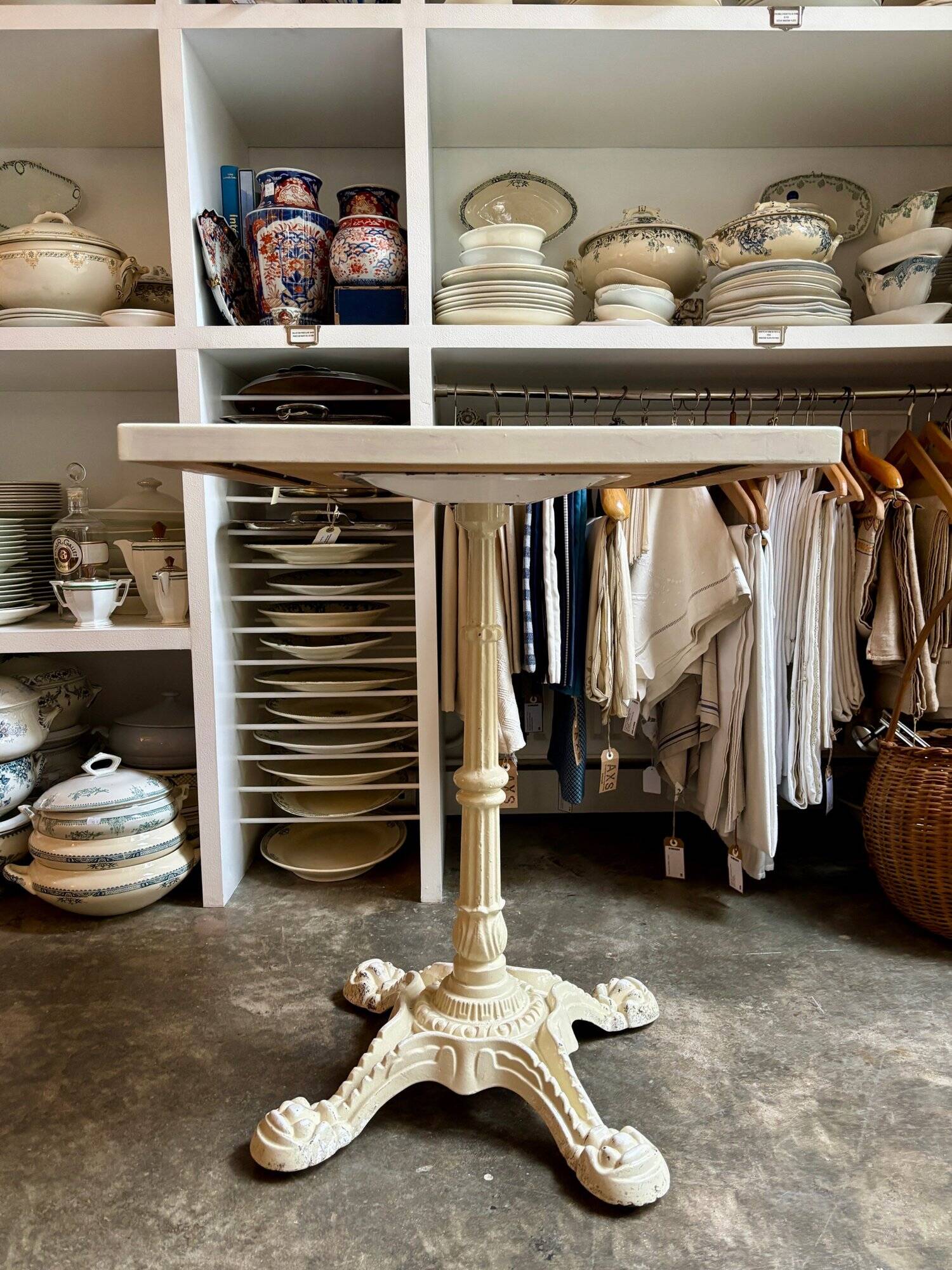 Bistro table in beige cast iron and ecru wood