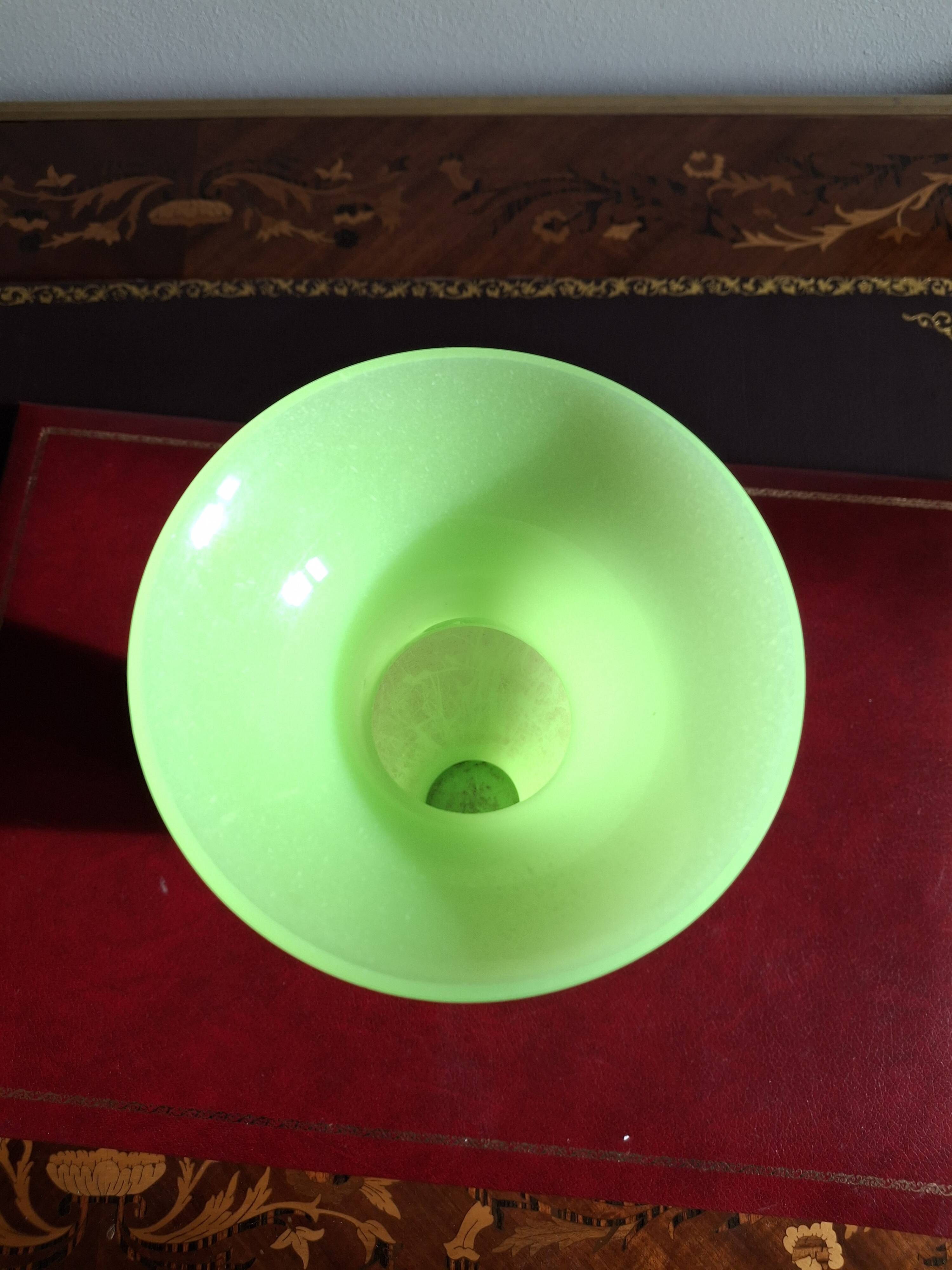 Grand vase balustre en verre opalin couleur anis hauteur 31 cm