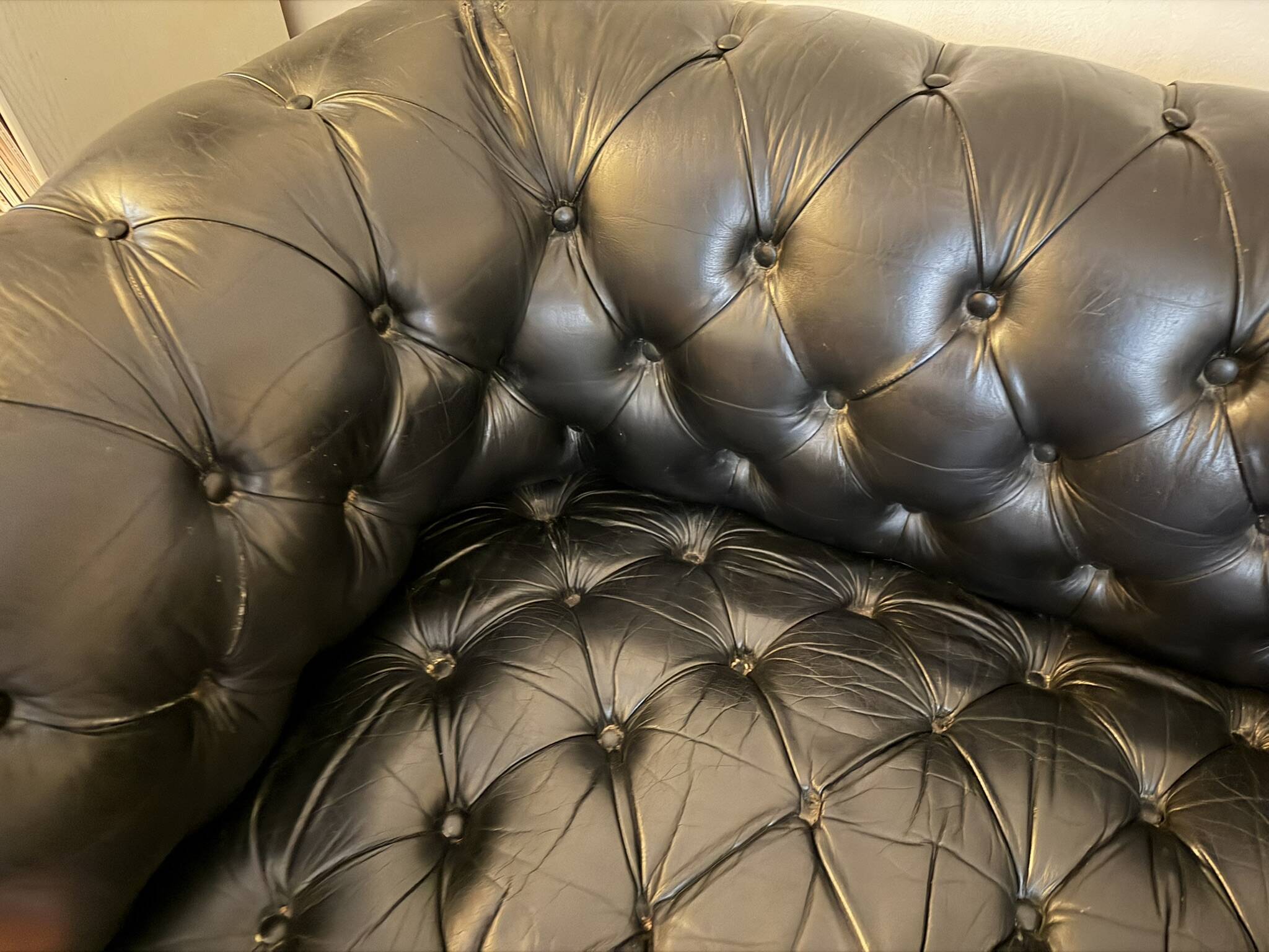Canapé Chesterfield cuir noir + paire de fauteuils