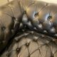 Canapé Chesterfield cuir noir + paire de fauteuils