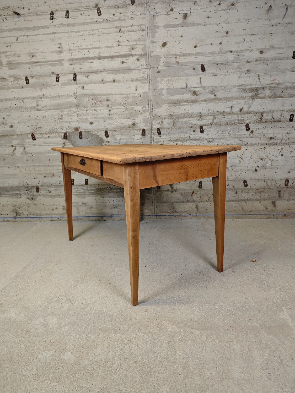 Dining table for 4/6 people