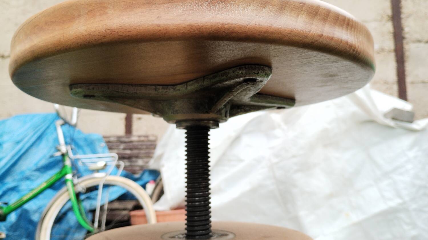 Petit tabouret réglable en bois massif