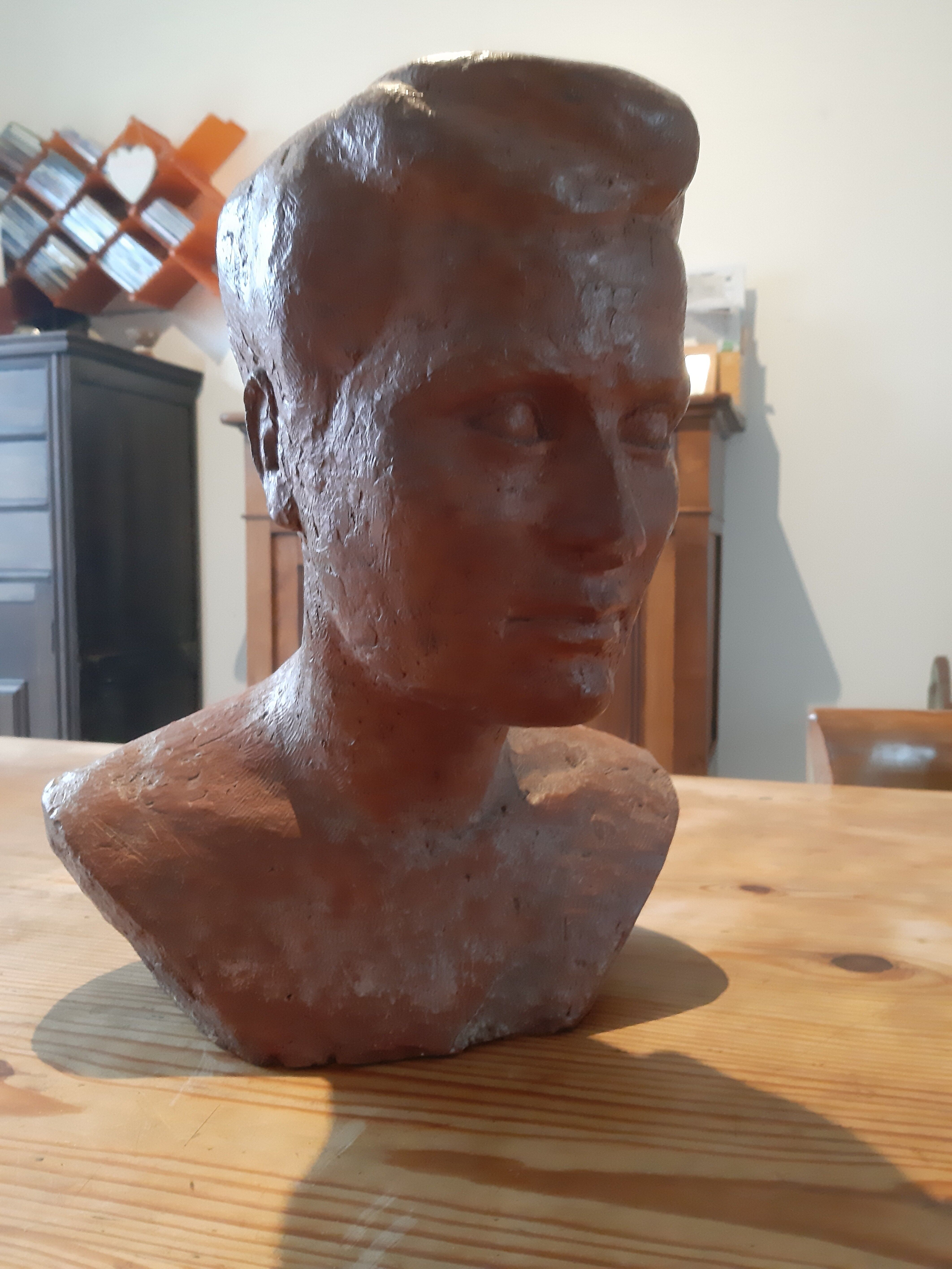 Bust woman of the 50s in terracotta