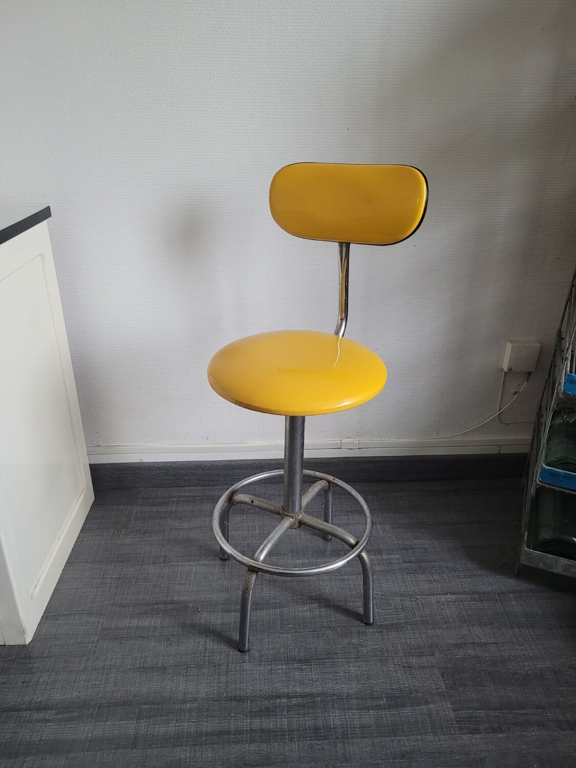 Vintage skaï yellow industrial stool