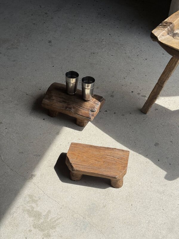Petit tabouret, repose-pied en teck blond monoxyle coins coupés court