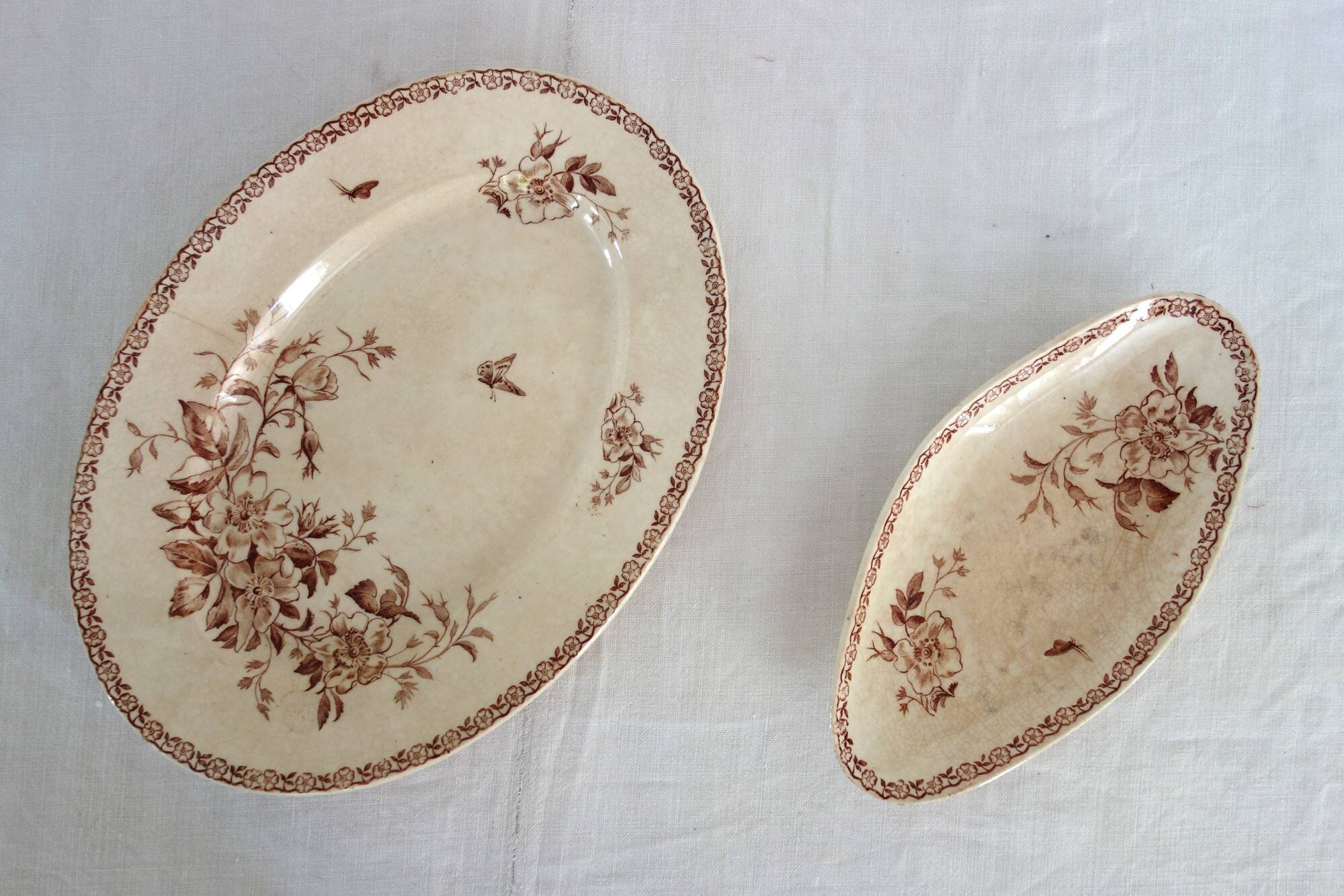 2 plats de service en terre de fer Gien modèle Mai vers 1900