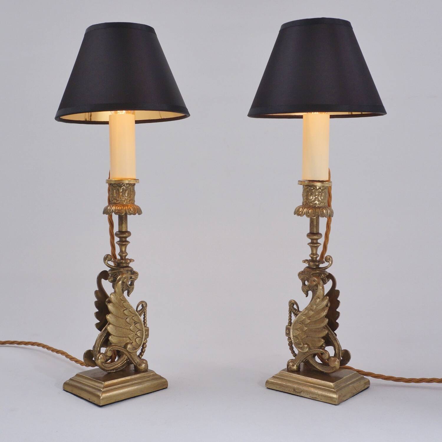 Paire de lampes chandeliers griffons de style néogothique, Angleterre années 1880