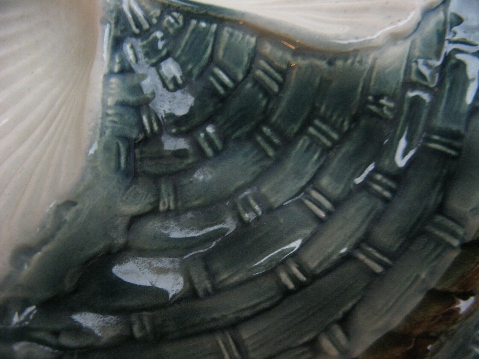Oyster dish in majolic or dabbling for 12 shells