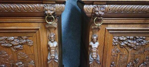 Rare paire de buffets deux corps de style Renaissance