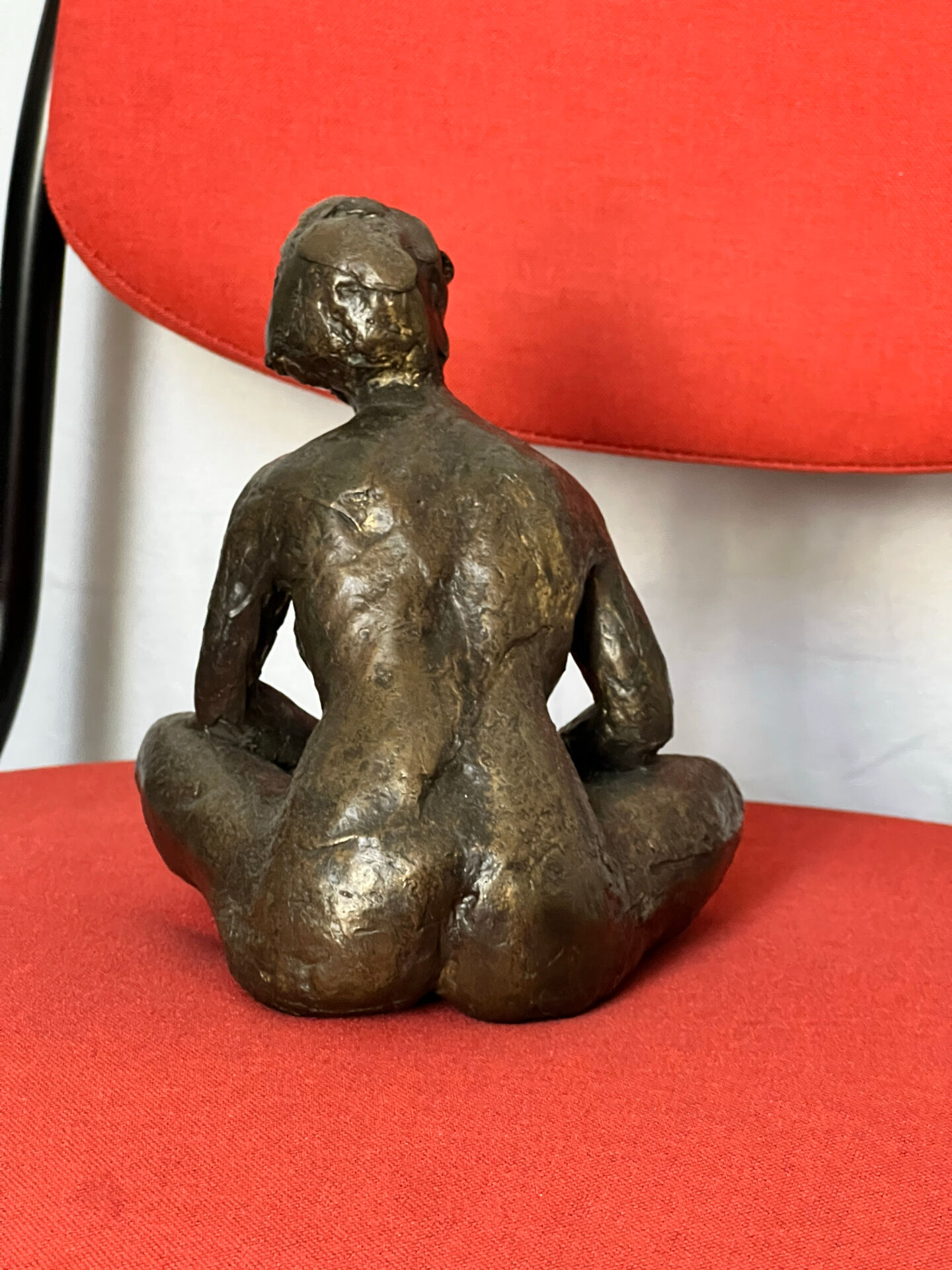 Sculpture bronze femme assise