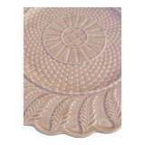 Plat en barbotine rose pâle