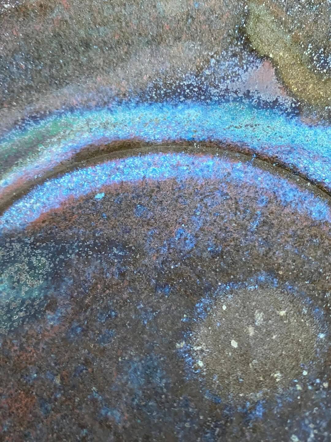 Coupe en céramique émaillée irisée