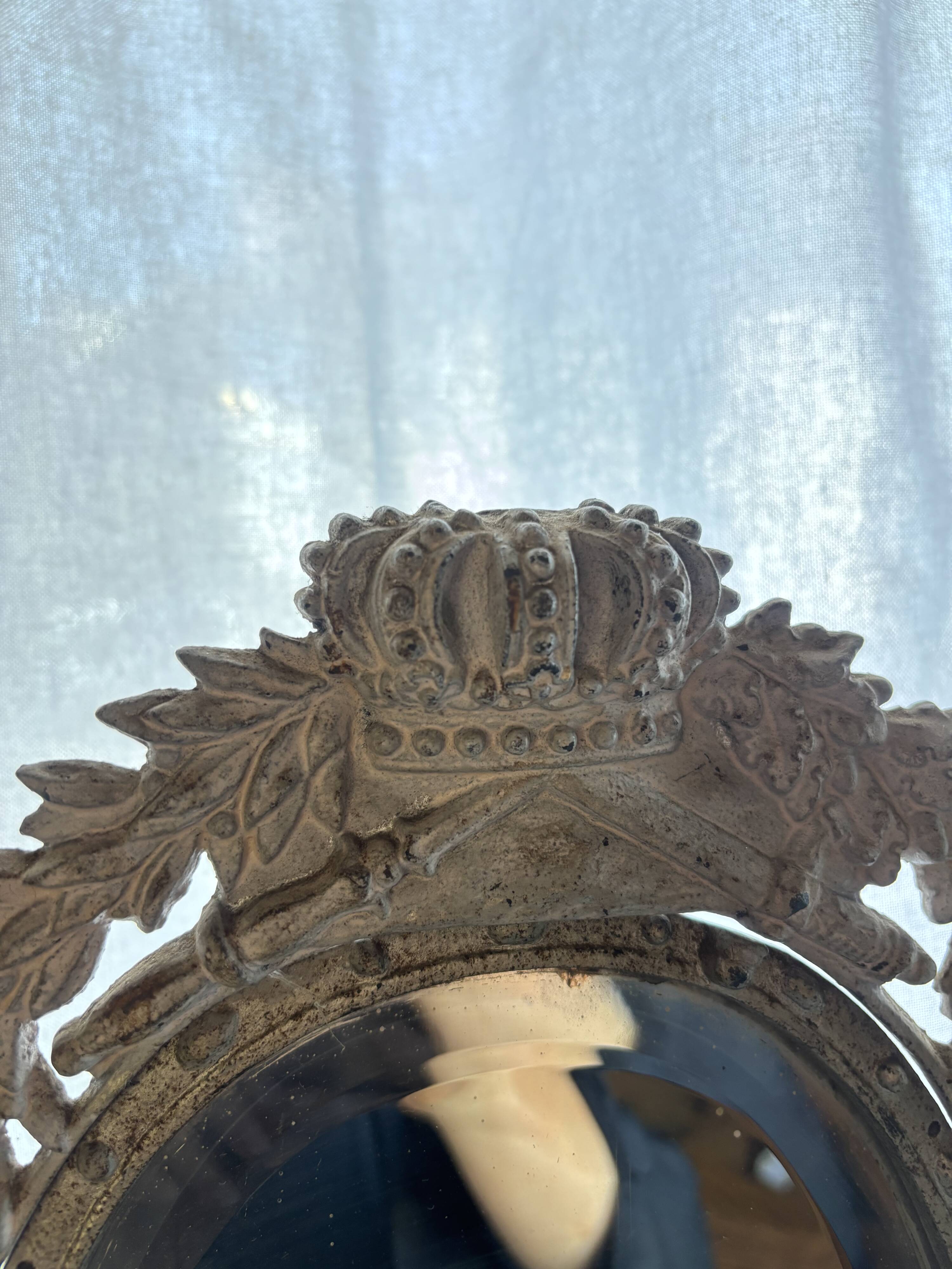 Table mirror in cast iron