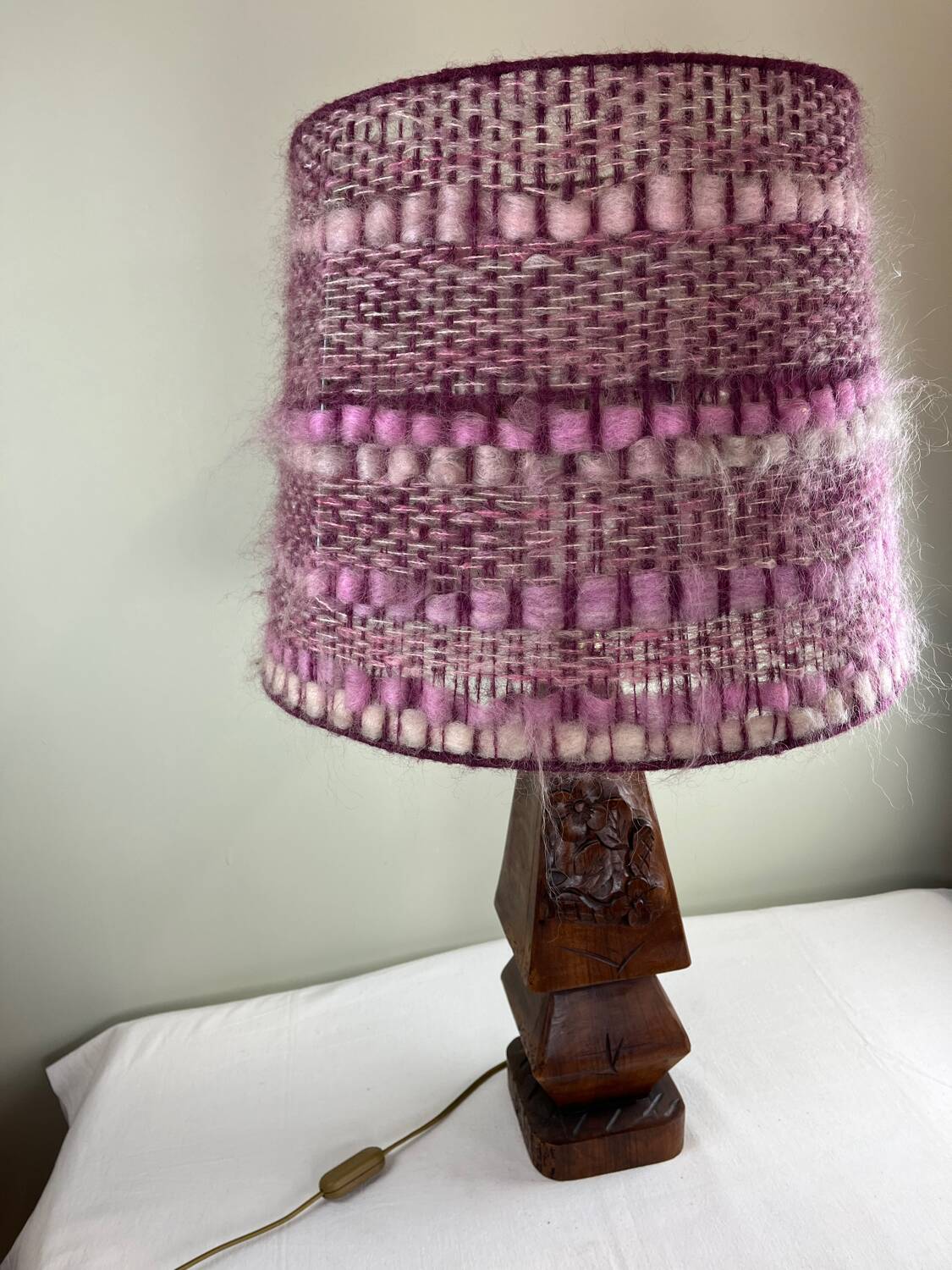 Lampe de table en bois sculpté, abat-jour en laine