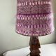 Lampe de table en bois sculpté, abat-jour en laine