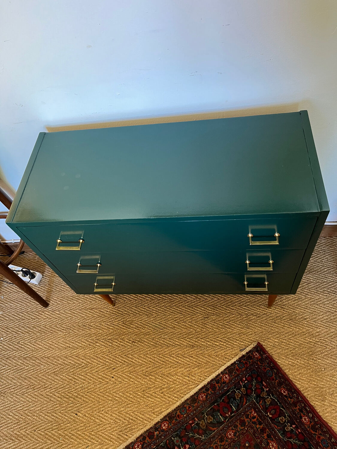 Commode vintage verte poignées dorées et pieds fuseaux