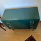 Commode vintage verte poignées dorées et pieds fuseaux