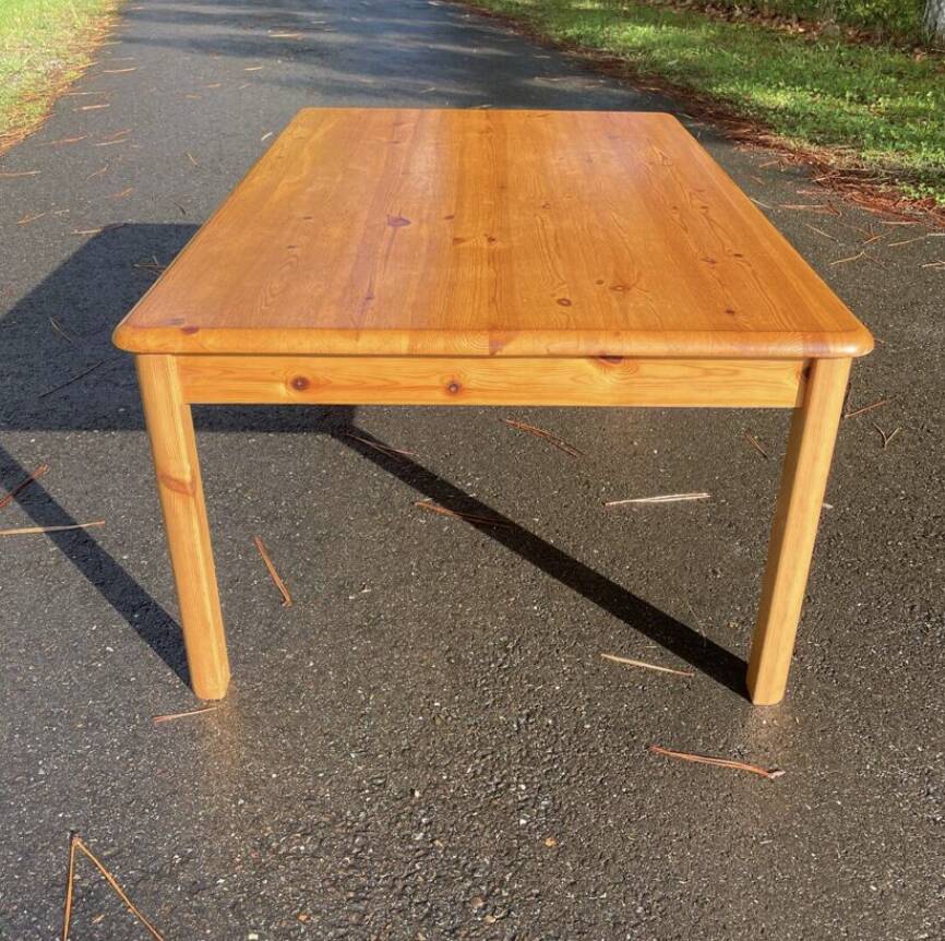 Rectangular coffee table in solid pine wood.