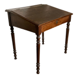 Écritoire/ bureau en bois avec plateau relevable.